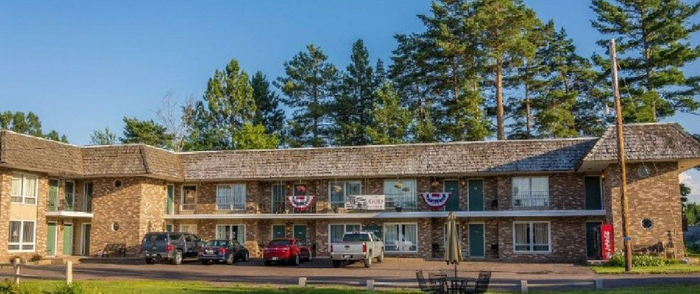 Budget Host Inn (Cloverland Court Motel, Cloverland Motel) - Web Listing (newer photo)